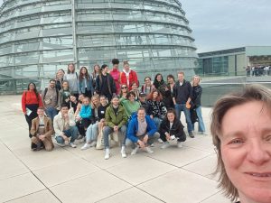 Gruppenfoto vor der Reichstagskuppel