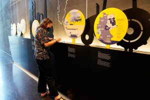 Eine Teilnehmerin notiert sich etwas vor einer Ausstellung im Futurium 