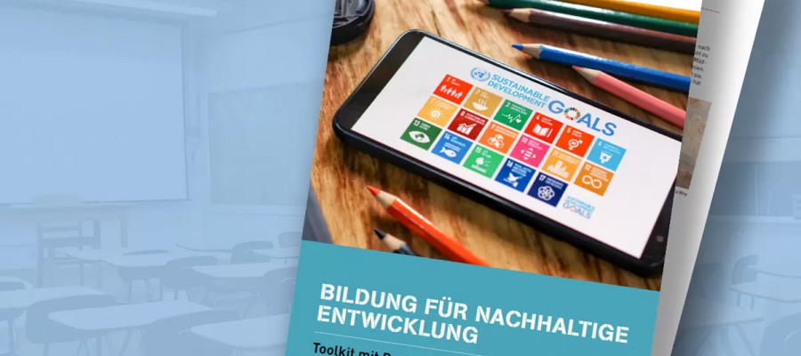 Titelseite Broschüre mit Handy mit den SDGs